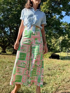 Vintage 60/70s Novelty print wide leg pants by 'Ah! Austin Hill.'  🌱 cotton poly blend.  Zip up back closure & a waist belt seen in video.  Measurements 📏  * 12.5" waist  * 12.5" rise  * 19" hips  * 27" inseam  * 13" wide legs Retro Printed Pants For Spring, Retro Printed Spring Pants, Retro Spring Printed Pants, Retro Wide-leg Summer Pants, Retro Printed Bottoms For Spring, High Waist Cotton Printed Pants, High Waist Printed Cotton Pants, Vintage Cotton Bottoms With Elastic Waistband, 70s Inspired Cotton Wide Leg Pants