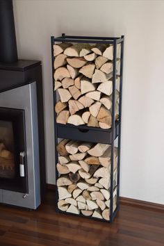 großes Kaminholzregal mit Schublade neben einem Kamin Firewood Racks, Old House, Free Standing