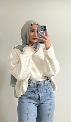 Hijabi Winter, Hijabi Winter Outfits, Hijabi Princess, Uni Outfit, Ootd Poses, Hijab Fashion Summer, Modest Outfit Ideas, Outfits Hijab, Hijab Outfits