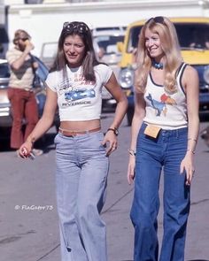 Surf Punk Outfit, 70s Women Fashion 1970s Vintage Photos, Casual 80s Outfits Women, Summer 70s Outfits, 70s Outfits Summer, 70s 80s 90s Fashion, 70s Casual Outfits, Casual 70s Outfits, 1970s Summer Fashion