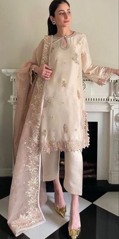 Dress For Eid 2024, Pakistani Kamiz Design, Pakistani Clothes Aesthetic, Aesthetic Pakistani Suits, Suit Design Pakistani Style, Desi Clothes Pakistani Outfits, Indian Suits For Women Stylish, Indian Dresses Simple, Pakistani Fancy Dresses Wedding Outfits