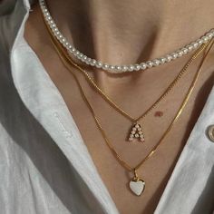 Zeige deine Besessenheit von dir selbst mit dieser entzückenden Halskette mit Perleninitialen! Die perfekte Art, um jedem Look einen girly Touch zu verleihen. Wer mag nicht ein bisschen Selbstliebe? Necklace Stack, Small Necklace, Gold N, Angel Necklace, Obsessed With Me, Love Actually, Dainty Chain, Heaven Sent, Faux Pearl Necklace