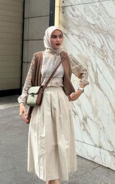 𝐅𝐎𝐋𝐋𝐎𝐖!! 𝐈𝐧𝐬𝐩𝐢𝐫𝐚𝐬𝐢 𝐏𝐚𝐝𝐮 - 𝐩𝐚𝐝𝐚𝐧 𝐎𝐎𝐓𝐃 𝐝𝐢 𝐒𝐢𝐧𝐢 !! #hijaboutfits #hijaboutfit #outfitinspiration #Terlaris #hijabchic #outfitstyle #hijabersindonesia #like #muslimahapparelthings #hijabista Earth Tone Hijab Outfit, Korean Hijab, Mix And Match Outfits Hijab, Hijab Skirt, Outfit Ngampus, Basic Clothing, Stylish Outfits Casual, Fashion Identity, Mix Match Outfits