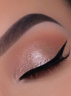 💋 Dê dois toques nessa imagem e descubra como ganhar dinheiro com maquiagem, você sabia que é possível ganhar até 5 mil reais todos os meses com maquiagem? #makeup #maquiagem #make #maquiagembasica #maquiageminspiracao #beleza #mulher #dicasfemininas #beauty Natural Make Up With Glitter, Grad Make Up Ideas, Sparkly Gold Eyeshadow, Natural Makeup Looks With Glitter, Gold Neutral Eye Makeup, Eyeshadow Looks Soft Glam, Natural Glitter Eye Makeup, Natural Gold Eye Makeup, Dance Makeup Ideas