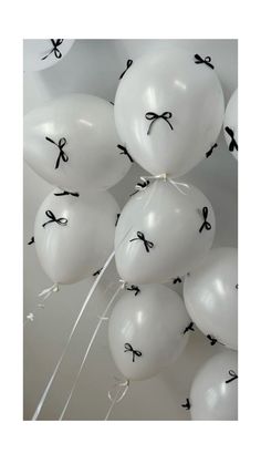 Black Bow Decoration, Bow Birthday Party Ideas Black, Birthday Black And White Aesthetic, Black Bows Aesthetic, Balloon With Bow, White Bow Cake, Black White Birthday Party Decor, Balloons With Bows, Black And White Aesthetic Party