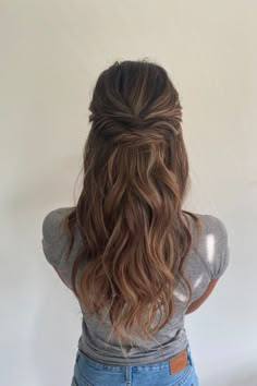 Brunette Hair Trends to Slay Fall 2023 Light Brown Hair Styles, Brown Hair Styles, Grad Hairstyles, Bridesmaid Hair Inspo, Bridemaids Hairstyles, Rambut Brunette, Wedding Hair Half, Simple Prom Hair, Guest Hair