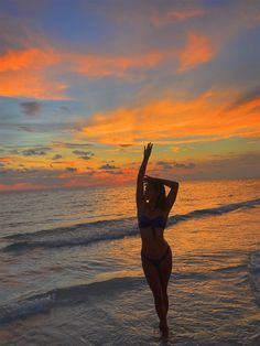 Beach Inspo Pictures, Poses For Pictures On The Beach, Inspo Vacation Pictures, Beach Pics To Recreate, Beach Pictures To Recreate, Poses For Beach Photos, Beach Pose Aesthetic, Beach Pic Inspo Aesthetic, Beach Vacation Inspo Pics