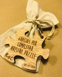 a wooden puzzle piece keychain with the words garcias por compler nisteno mizzile on it