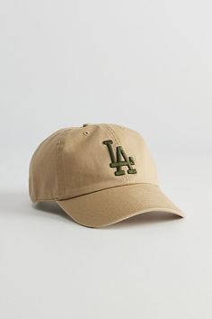 a baseball cap with the letter la on it