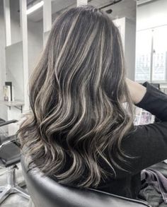 Best Hair Dye, Balayage Blond, Korean Hair Color, Hair Color Streaks, Brunette Hair With Highlights, Hair Streaks, Dark Hair With Highlights, Colored Curly Hair