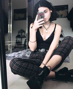 Grunge Goth Outfits, Gothic Fashion Casual, Look 80s, Gothic Fashion Women, Mode Ulzzang, Girl Grunge, Goth Outfit