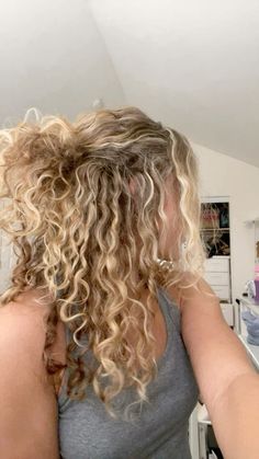 Highlights For Blonde Curly Hair, Blonde Curls Hairstyles, Blonde Highlights On Blonde Hair Curly, Blonde Curly Hair Medium Length, Blonde Balayage Wavy Hair Natural, Curly Beachy Hairstyles, Natural Curly Hair With Blonde Highlights, Blonde Beach Curls, Medium Blonde Curly Hair