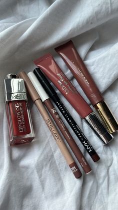 Makeup Accesories, Fancy Makeup, Lip Glosses, Makeup Obsession, Makeup Items, Makeup Essentials, Pretty Makeup, Cute Makeup, Aesthetic Makeup