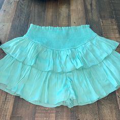 Perfect Condition Skirt Never Worn Adorable Lined Mini Skirt, Flowy Tiered Lined Mini Skirt, Solid Color Tiered Skort With Lined Skirt, Solid Color Tiered Lined Skort, Lined Tiered Skort, Vacation Mini Ruffled Skirt, Tiered Lined Skort, Green Ruffled Mini Skort, Ruffled Skort For Vacation In Short Length