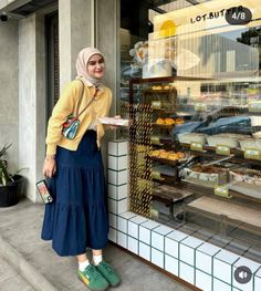 Japan Hijab Outfit, New Balance Outfit Hijab, Traveling Outfits Hijab, Outfit With Skirt Hijab, Outfit Ideas Hijab Casual, Picnic Outfit Hijab, Hijab Inspo Outfit, Picnic Outfit Ideas Casual, Hijab Ootd Casual