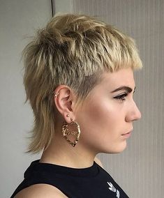 Women Mullets, Short Punk Haircuts, Punky Hair, Kort Pixie, Short Punk Hair, Pixie Mullet, Bob Haircut Ideas, Mullet Haircut