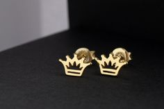 Crown stud earrings D E T A I L S ✦Available in silver, gold and rose gold ✦ size: 6x9mm ✦ Listing is for  one pair of earrings M A T E R I A L S ✦silver:  925 solid sterling silver ✦gold: gold vermeil over 925 sterling silver ✦rose gold: rose gold vermeil over 925 sterling silver N O T E S 📌 19bis wants to make sure every customer is satisfied with their purchase. Please let us know if you have any   questions, we are always available to help! 📌 Please verify the size of the item you are purc Gold Crown Design Earrings As Gift, Gold Crown Design Earrings For Gift, Gold Earrings With Crown Design For Gift, Studs For Men, Ear Peircings, Rose Gold Crown, Mini Crown, Crown Earrings, Tiny Studs