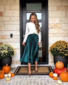 Green Pleated Skirt, Pleated Skirt Outfit, Chique Outfit, Cute Christmas Outfits, Trendy Christmas Outfits, Outfits Dressy, Midi Skirt Outfit, Christmas Party Outfit, Christmas Outfits Women