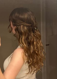 wavy hair Wavy Hair School Hairstyles, Hair Inspo For Curly/wavy Hair, Small Wavy Hair, Wavey Hair Haircuts, Natural Wavy Wedding Hair, Wavy Hair Aesthetic Faceless, Haircut 2b Hair, Wavy Girl Hairstyles, Wavy Hairstyles Aesthetic