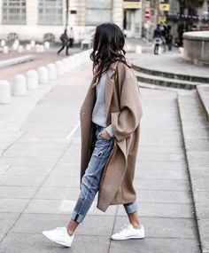 Mantel Outfit, Oversize Coat, Long Outerwear, Mode Mantel, Fall Fashion Coats, Look Adidas, Coat Outfit, Winter Trends, Coat Outfits