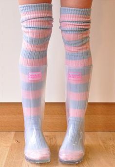 Transparent Rain Boots, Skirt Outfits With Tights, Clear Rain Boots, Festival Wellies, Transparent Boots, Socks Ideas, Clear Boots, Rain Boots Fashion