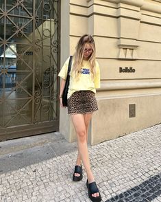 Outfits Primavera Verano, Outfits Oversize, Madrid Summer, Fashion Content Creator, Oversize Tshirt Outfits, Nyc Outfits, Outfit Oversize, Fashion Content, Outfit Primavera