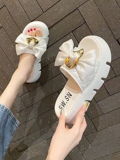 Stylish Shoes Heels, Fashion Shoes Heels, Shoes Heels Classy, Shoes Outfit Fashion, Fashion Slippers, Fancy Shoes, Girly Shoes, Aesthetic Shoes, Canvas Shoes Women