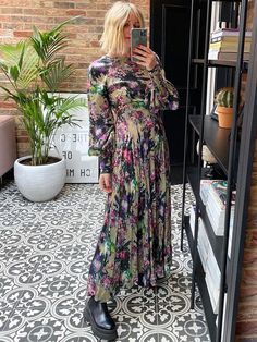 & Other Stories Boots: Leather Chelsea Boots Maxi Dress With Chelsea Boots, Long Dress With Boots, School Hijab, Classic Midi Dress, Best Boots, Botas Chelsea, 2020 Fashion Trends, Weekly Outfits, Floral Outfit