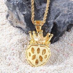 Baws av alla baws. Visa alla att du är djungelns kung med detta iskalla lejonhänge. 24-tums kedja ingår. 
Hängets storlek: 4,6 cm x 2,5 cm Streetwear Iced Out Pendant Necklace, Iced Out Pendant Necklace For Streetwear, Iced Out Pendant Jewelry For Streetwear, Iced Out Pendant For Streetwear, Mens Necklace Chain, Lion Pendant, Diamond Bling, Mens Necklace, Le Roi Lion