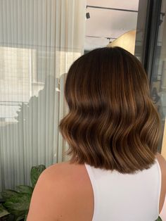 Brown Hair Makeover, Brown Hair Bangs, Blue Hair Highlights, Short Hair Outfits, Dimensional Brunette, Brunette Balayage, Short Brown Hair, Brunette Balayage Hair