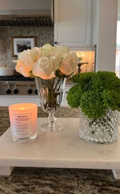 Southern Elegant Home, Fresh Decorating Ideas, Spring Home Aesthetic, Grand Millennial Kitchen, Flowers In Kitchen, Flower Arrangements Birthday, Town Home Decor, Kitchen Island Decorating Ideas, Pottery Barn Home