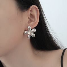 Cute Korean design earrings with large flower motifs.



 Size: Approx. 2.7 x 3cm



 ■ Country of Origin: China

 ■Material

 Piercing needle: 925 silver

 Other: Zinc alloy Bridal Jewelry Set, Pearl Jewelry Wedding, Flower Earrings Studs, Flower Studs, Bridal Jewelry Sets, Bridal Necklace, Flower Heart, Exquisite Jewelry, Natural Pearls