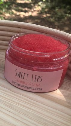 Sweet lips! Strawberries & cream  Our all natural exfoliating lip scrub is made with organic ingredient to keep you happy and healthy. This scrub is great for dry, cracked, dark lips or lips that just need a little TLC. This scrub is bright and flavored with amazing flavors. All come in assorted sized adorable plastic jars either all clear or with a gold lid. Perfect for around the house or a cute gift/party favor. Our all natural lip scrub has no preservatives and all organic natural ingredient Homemade Lip Moisturizer, Lip Scrubs Aesthetic, Lip Scrub Containers, Lip Scrub Packaging, Lip Scrub Aesthetic, Best Lip Scrub, Scrub Lips, Strawberry Lip Scrub, Natural Lip Scrub