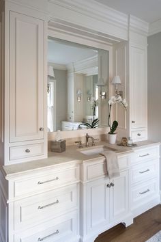 Classic Colonial Estate Bathroom Colonial House Interior Design Bathroom, Colonial House Interior Design Kitchen, Colonial Style Bathroom, Southern Interior Design, Classic Interior Design Luxury, Colonial Estate, Bath Remodel Ideas, Bathroom Cabinets Designs, Modern Lodge