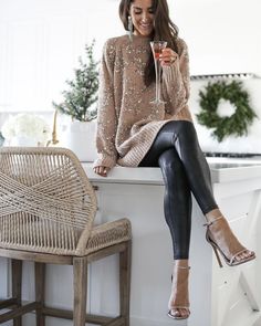 New Year’s Eve Outfit, Leather Leggings Outfit, Looks Pinterest, Nye Outfits, New Years Outfit, Christmas Party Outfits, Legging Outfits, Eve Outfit, New Years Eve Outfits