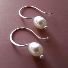 Mini Jewelry, Jewellery Art, Bijoux Fil Aluminium, Silver Pearl Earrings, Wrapped Earrings, Earrings Inspiration, Shawl Pins