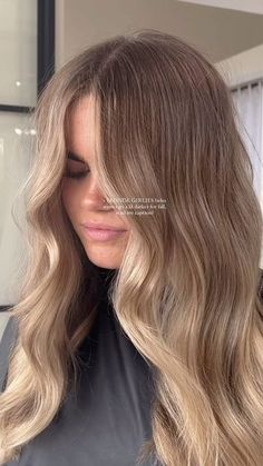 #BlondeHairGoals #BlondeTransformation #HairMakeover #BlondeBeauty #BlondeAmbition #HairInspo #BlondeBombshell #BlondeJourney #NewHairWhoDis #BlondeVibes #HairTransformation #BlondeLife #BlondeHighlights #BlondeObsessed #BlondeMagic Root Smudge Cool Blonde, Should I Go Blonde Or Brunette, Blonde Balayage Neutral Tone, Ash Blonde Hair Root Smudge, Root Smudge Brown To Blonde, From Blonde To Natural Hair, Blonde Stretched Root, Blonde Hair With Lowlights And Dark Root, Soft Lived In Blonde