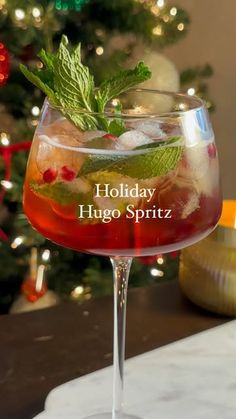 Danica Frye on Instagram: "Send this to the spritz lover in your life 🫶🏼  If you’ve never had a Hugo Spritz, now’s the time to change that because the Hugo Spritz is truly a masterpiece. And this holiday version is incredible — the pomegranate and elderflower are so perfect together! You’ll want to have this on your table for any holiday celebration this year ✨  Comment GLASS and I’ll dm you the link to everything I used here, including the ice tray I used.   Note: I use an automated service to send you the links, and sometimes it glitches! If you don’t see my message, you can get the link in my bio under “Shop my LTK”  INGREDIENTS: 2 oz elderflower liqueur 2 oz pomegranate juice 1 oz club soda 6-8 mint leaves 4 oz Prosecco (or more— measure with your heart 🤭)  METHOD: Add fresh mint an Holiday Hugo Spritz, Christmas Hugo Spritz, Hosting Era, Lambrusco Wine, Hugo Spritz, Spritz Recipe, Quinoa Sweet Potato, Thanksgiving Drinks, Sugared Cranberries