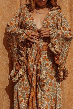 Luxury Bohemian Flowy Tops, Luxury Fall Festival Tops, Affordable Bell Sleeve Tops For Spring, Boho Flare Sleeve Dress, Bell Sleeve Shirt Hippie, Affordable Summer Bell Sleeve Blouse, Hippie Flare Sleeve Dress, Boho Clubbing Outfits, Bohemian Outfits Summer Boho Chic