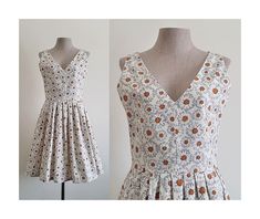 "Cream Floral Print Dress - Fabric : cotton canvas  - Invisible nylon zipper on the back - V neck - Sleeveless - Pleated skirt - Lined - Ready to ship in 1-3 business days Measurements : Bust : 34\"  Waist : 26\"  Hips : free  Total length : 35.5\" Shoulder to waist : 14.5\" For countries not on the shipping list, you can inquire about shipping costs. Please read the policies tab before purchasing. We can't have a mannequin for clothes of all sizes. If you have questions about the size, picture, Sleeveless Cotton Dress With Back Zipper, Fitted Cotton Sleeveless Summer Dress, White Lined Sleeveless Cotton Dress, Canvas Dress, Daisy Print Dress, Retro Sun, Dress Retro, Dress Spring, Dress Cotton