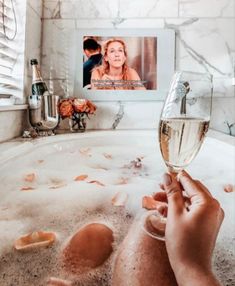 Drømme Bad, Stile Kylie Jenner, Dream Bath, A Glass Of Wine, Relaxing Bath, Glass Of Wine, Sarah Jessica Parker, Carrie Bradshaw