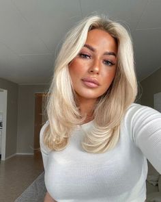 Blonde Short Ponytail, Long Blonde Bob With Layers, Keaton Oaks Hair, Medium Bob Blonde Hair, Platinum Long Bob, Short Fine Blonde Hair, Bright Blonde Hair Short, Blonde Haircut Ideas Short, Blonde Hair No Highlights