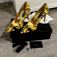 Versace Black And Yellow Medusa Medallion Barocco Print Leather Pointed Pumps Size 36 Us-6 Brand New Luxury Yellow Heels For Party, Designer Yellow Heels For Party, Medusa Medallion, Animal Humour, Pointed Pumps, Versace Shoes, Black And Yellow, Printed Leather, Yellow Black