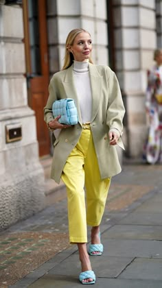 Mode Editorials, Jeans Trend, Leonie Hanne, London Fashion Weeks, Yellow Pants, Looks Street Style, Outfit Trends, Business Outfit, Street Style Inspiration