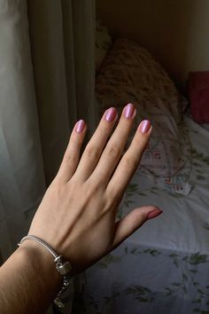 unha com perolado do esmalte da impala, umhas decoradas amendoada curta Delicate Nails, Nails Care, Cute Gel Nails, Nails Inspo, Nail Inspo, Nail Care, Gel Nails, Manicure, Vanity