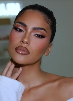 Makeup Looks Glowy Glam, Sultry Eyes Makeup, Bridal Makeup For Tan Skin, Dark Brown Skin Makeup, Makeup For Photoshoot Indoor, Makeup Ideas For Photoshoot, Makeup Looks For Small Eyes, Brunette Barbie Aesthetic, Pinkish Makeup Looks