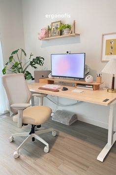 Un elegante despacho en casa que presenta un escritorio de pie eléctrico con una moderna superficie de madera, acompañado de acogedores accesorios de escritorio para un espacio de trabajo cómodo y productivo Wood Standing Desk, White Desk Setup, Ergonomic Home Office, Cozy Desk, Desk Inspo, Desk Inspiration, Office Guest Room