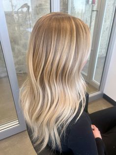 #hair #color #balayage #blonde #blondebalayage #naturalblonde Low Maintenance Balayage Blondes, Blonde With Blended Roots, Butter Blonde Hair Balayage, Subtle Balayage Blonde, Creamy Blonde Hair Balayage, Cool Toned Blonde Balayage, Blonde Balage, Hair Color Balayage Blonde, Full Blonde Balayage