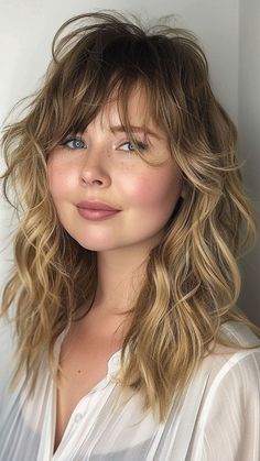 Effortless Elegance: 24 Easy Hairstyles for Round Faces Easy Hairstyles For Round Faces, Curly Bob With Fringe, Easy Hair Dos, Haircuts For Round Face Shape, Versatile Haircut, Octopus Haircut, Loose Side Braids, Shag Cut, Chic Ponytail