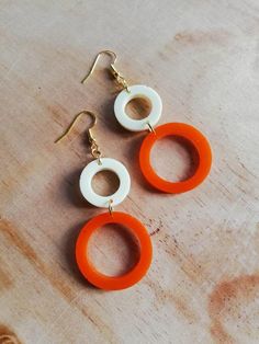 Handmade 2 tier circle dangle drop resin earrings, dark orange and ivory.The earring hook is gold plated.Each piece is made to order and the finished product may slightly vary from the photo.  Each item is truly one of a kind!Matching rings are available here!https://www.etsy.com/uk/listing/750918592/handmade-resin-ring-orange-ivory-and Orange Dangle Earrings, 70s Inspired Jewelry, Disco Shoot, Abba Concert, 50s Earrings, Ufo Jewelry, Fred Jones, 60s Earrings, 70s Accessories